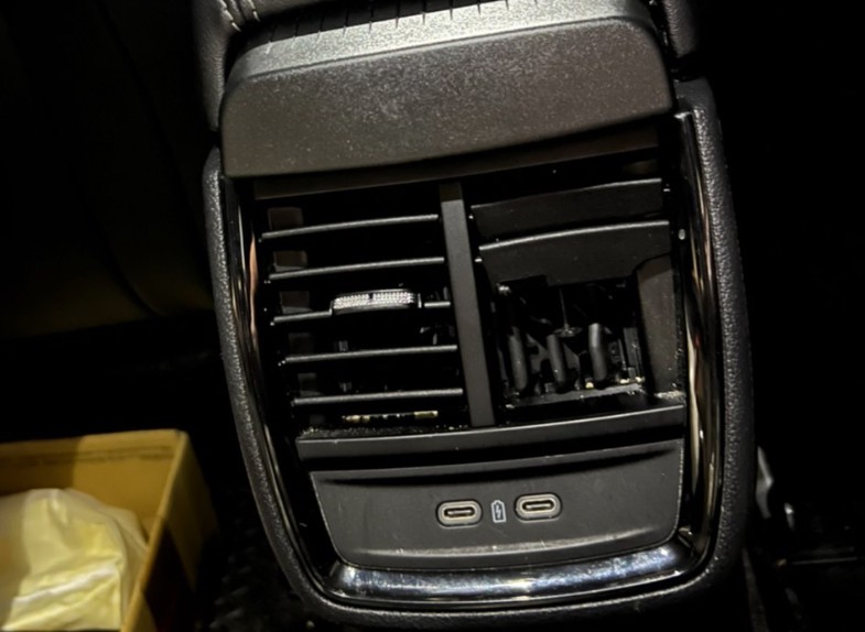 後座冷氣孔損壞