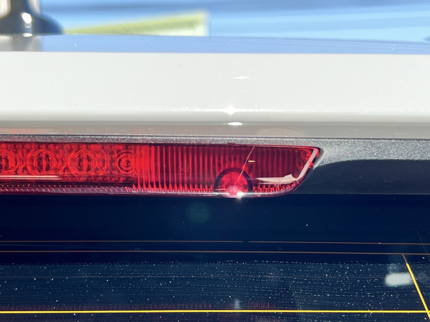 第三煞車燈燈殼裂開問題